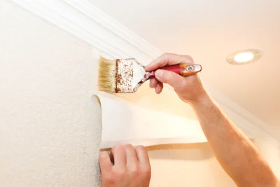 Pose de papier peint à Plourivo — revêtements muraux et toiles de verre